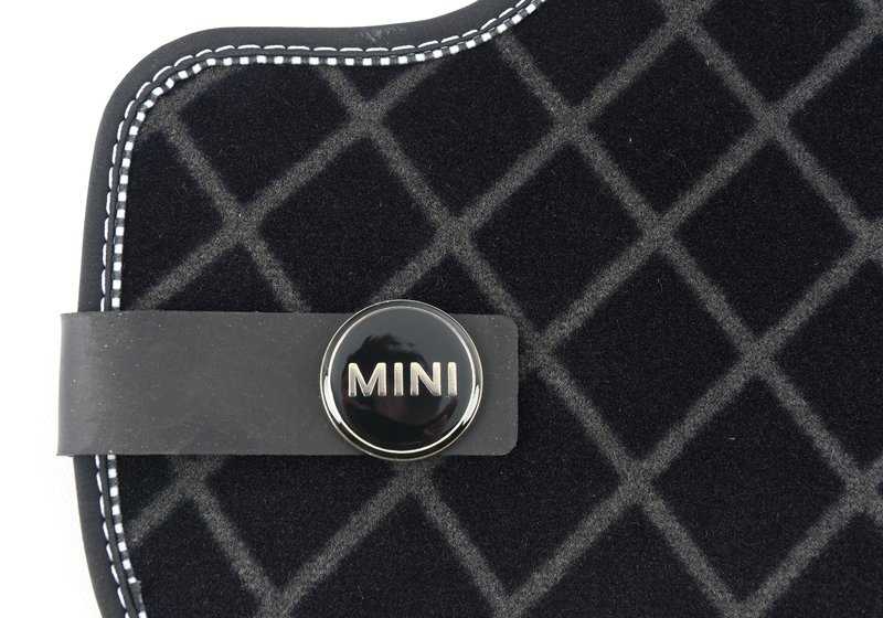 Alfombrillas traseras tejido Essential Black OEM 51472411344 para MINI Cabrio F57, F57 LCI, F67. Original MINI. - Image 4