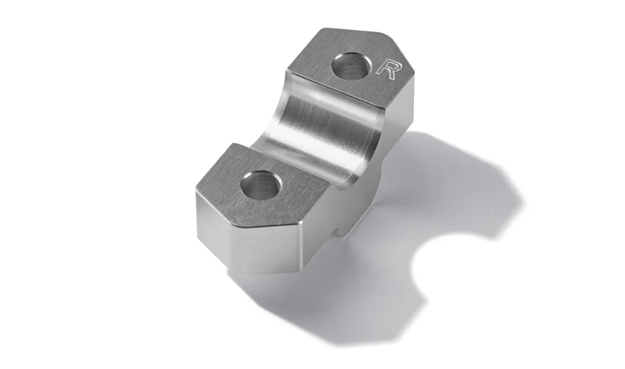 Elevador de manillar derecho plata 15 mm OEM 32718569750 para motos BMW F 750 GS y F 800 GS (K80). Original BMW Motorrad