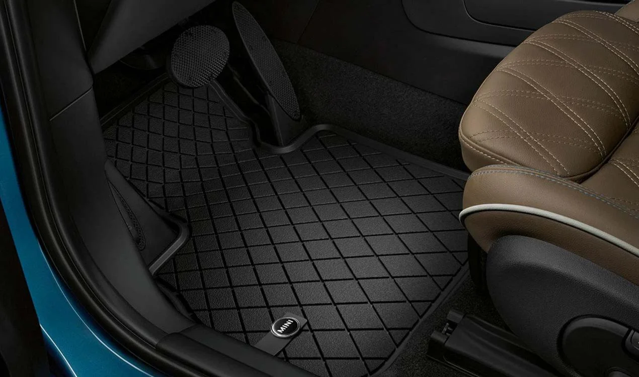 Juego de alfombrillas delanteras todo tiempo Essential Black OEM 51475B50A81 para MINI F56, F55, F57, F66, F65, Cabrio F67... y más. Original MINI. - Image 3