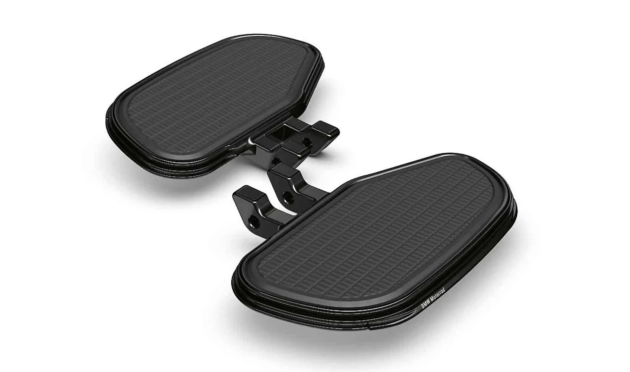Juego de estribos delanteros conductor mecanizados OEM 77258386743 para motos BMW R 18, R 18 Classic, R 18 B, R 18 Transcontinental, R 18 Roctane Original BMW Motorrad