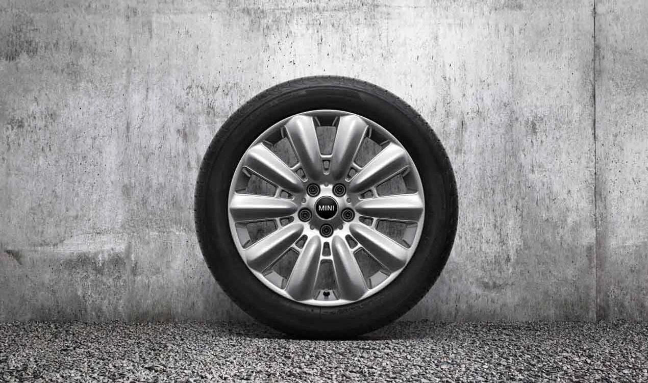 Llanta de aleación ligera 18" 7,5J ET51 Brightsilver OEM 36116856033 para MINI Countryman F60 (2015-2020), Countryman F60 LCI (2019-2024)... y más. Original MINI.