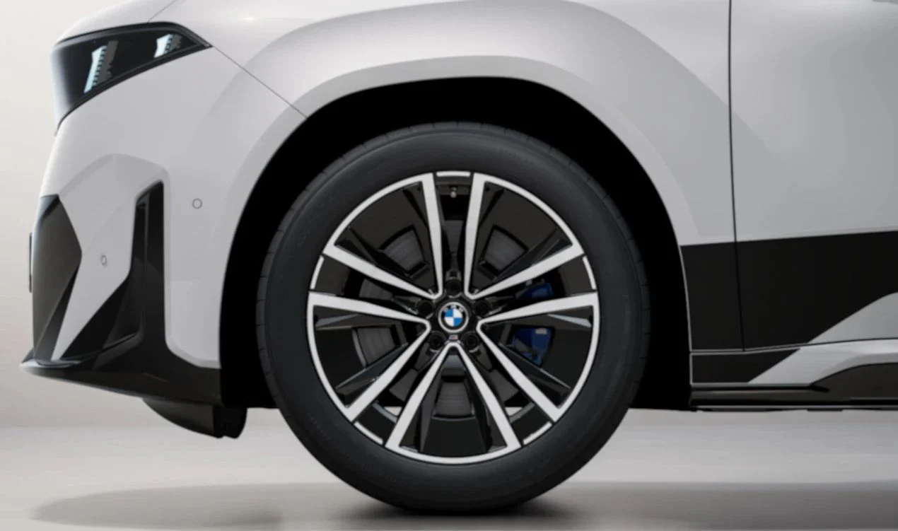 Llanta de aleación M Aerodynamic 1047 8,5Jx20 ET24 bicolor jet black uni/muy pulido OEM 36115A76594 para BMW i5 G60, i5 Touring G61… y más. Original BMW.