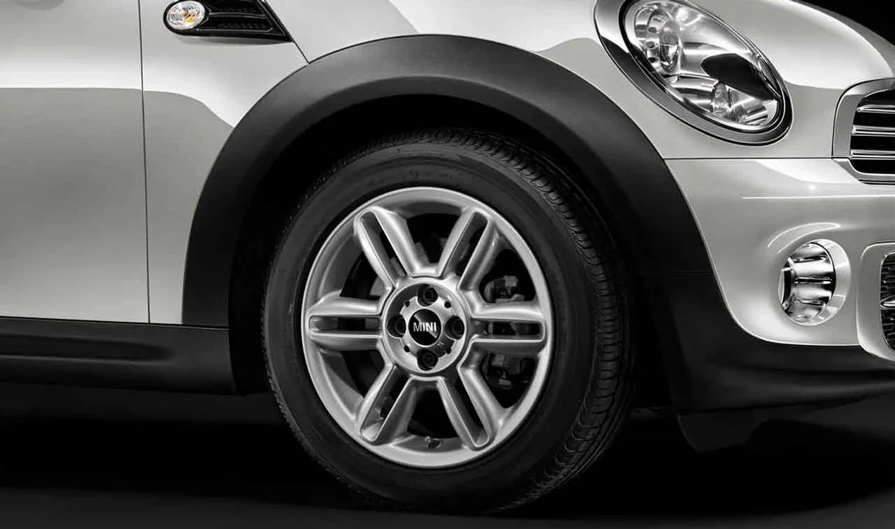 Llanta de aluminio Twin Spoke 128 plata OEM 36116795173 para MINI R56, R56 LCI, Clubman R55, Cabrio R57, Coupé R58, Roadster R59... y más. Original MINI.