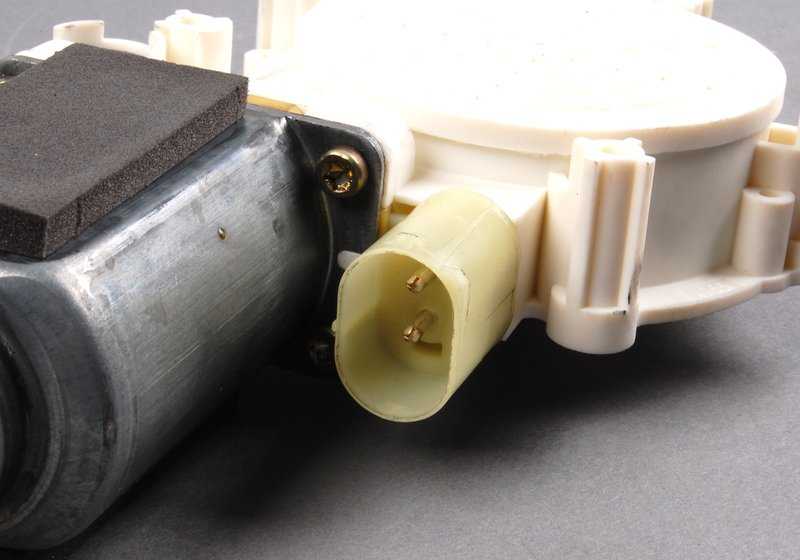 Motor elevalunas delantero derecho/trasero izquierdo OEM 67628360512 para BMW E39, Z8. Original BMW. - Image 3