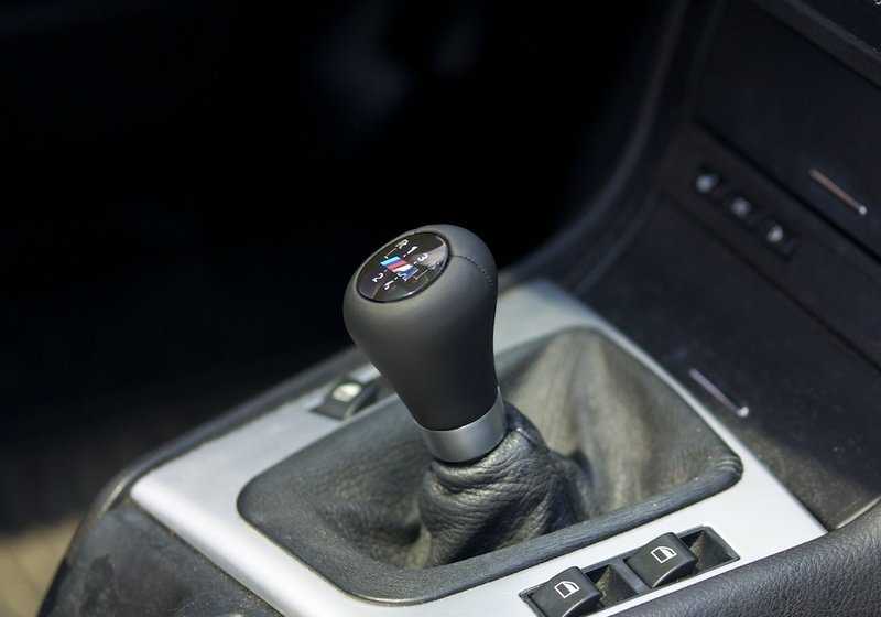 Pomo de cambio de marchas en cuero con placa M/5 velocidades OEM 25117896031 para BMW Serie 3 E46. Original BMW. - Image 12