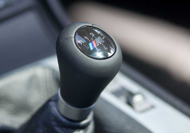 Pomo de cambio de marchas en cuero con placa M/5 velocidades OEM 25117896031 para BMW Serie 3 E46. Original BMW. - Image 13