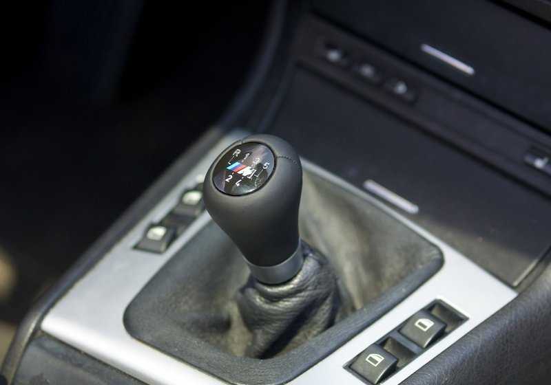 Pomo de cambio de marchas en cuero con placa M/5 velocidades OEM 25117896031 para BMW Serie 3 E46. Original BMW. - Image 14