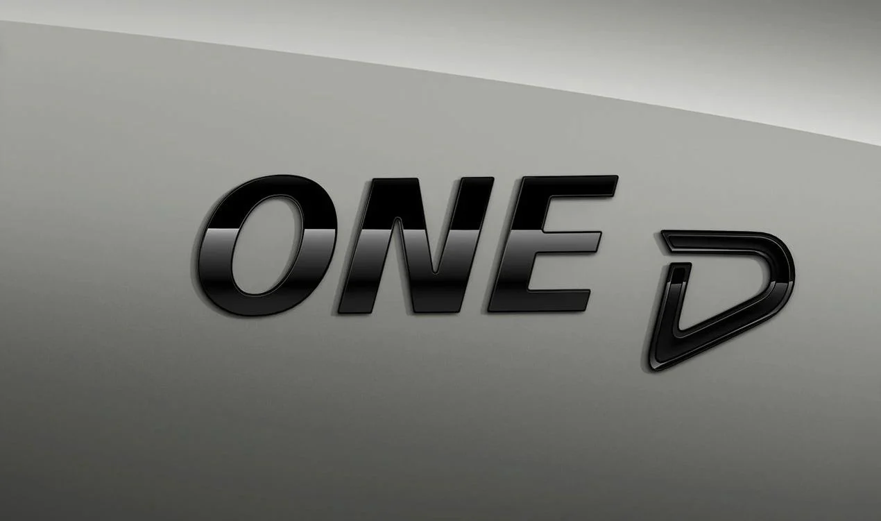 Rotulación "ONE D" Piano Black OEM 51142465247 para MINI F54, F56, R56, F55, Clubman, Cabrio, Countryman... y más. Original MINI.