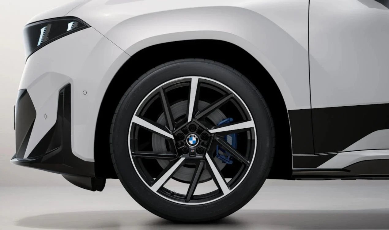 Rueda completa de invierno 21" 255/40 R21 M radios en estrella 1050 bicolor Jet Black delantero/trasero OEM 36115B77902 para BMW i5 G60, i5 Touring G61… y más. Original BMW
