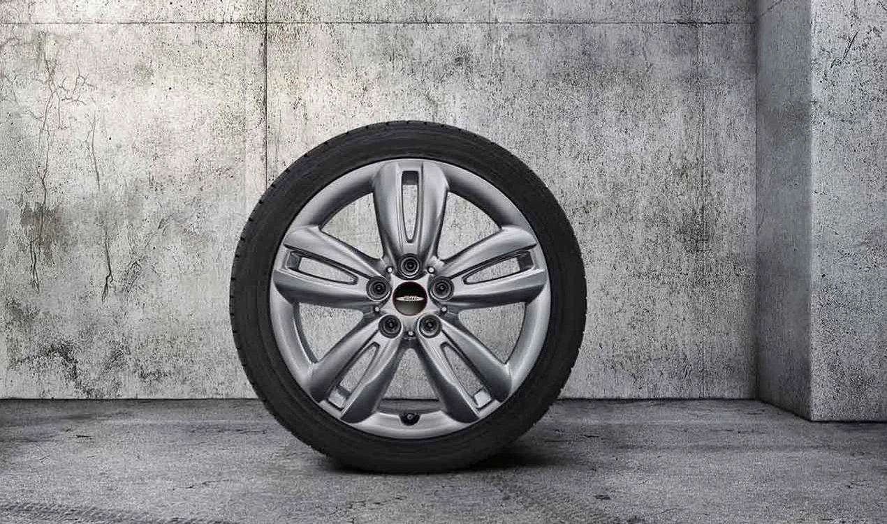 Rueda de invierno completa JCW Track Spoke 501 OEM 36112349712 para MINI F56, F56 BEV, F56 LCI, F57, F55 LCI... y más. Original MINI.